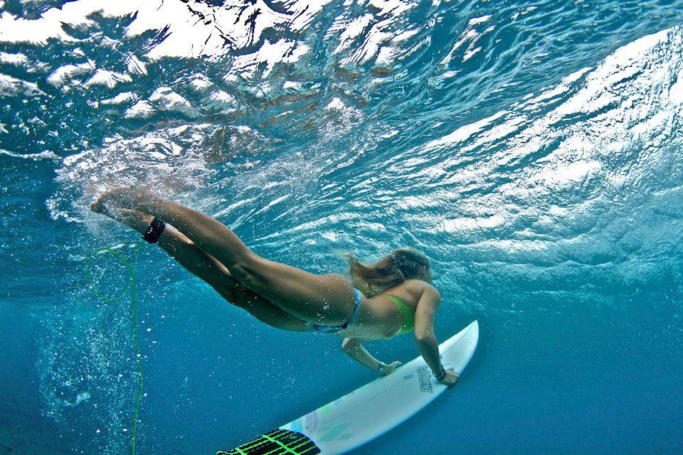 amy-kotch-lunasurf-leash-tailpad-surf-girl-maldives.jpg