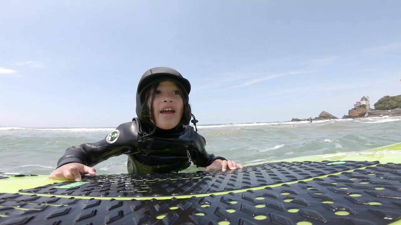 best-kids-wetsuit-lunasurf-kailani-oyarzabal-basque-surf-girl-biarritz.jpg