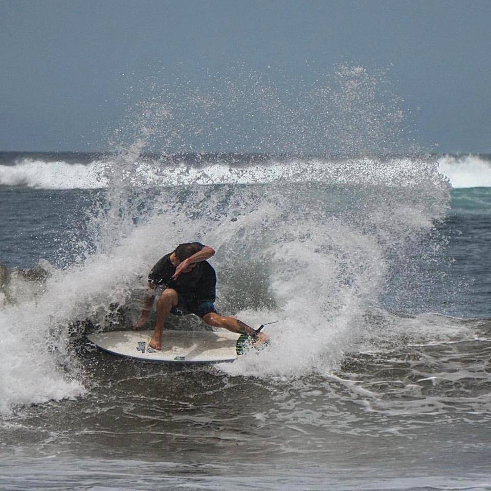 ryan-carlson-surf-costa-rica-luna-tailpad.jpg